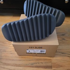 Yeezy Slides (Size US 6)